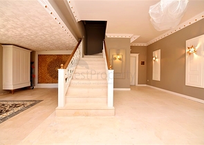 Schickes Haus mit eigenem Pool und Garten im Stadtteil Demirtas