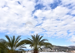 Schickes Haus mit eigenem Pool und Garten im Stadtteil Demirtas