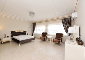 Schickes Haus mit eigenem Pool und Garten im Stadtteil Demirtas