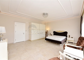 Schickes Haus mit eigenem Pool und Garten im Stadtteil Demirtas