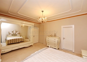 Schickes Haus mit eigenem Pool und Garten im Stadtteil Demirtas