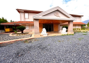 Schickes Haus mit eigenem Pool und Garten im Stadtteil Demirtas