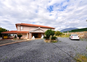 Schickes Haus mit eigenem Pool und Garten im Stadtteil Demirtas