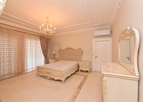 Schickes Haus mit eigenem Pool und Garten im Stadtteil Demirtas