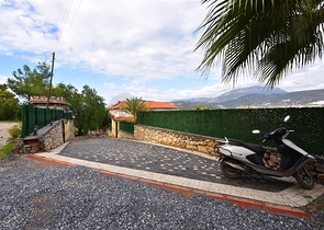 Schickes Haus mit eigenem Pool und Garten im Stadtteil Demirtas