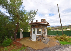 Schickes Haus mit eigenem Pool und Garten im Stadtteil Demirtas