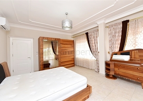 Schickes Haus mit eigenem Pool und Garten im Stadtteil Demirtas