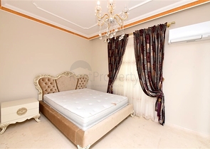 Schickes Haus mit eigenem Pool und Garten im Stadtteil Demirtas