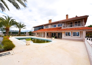 Schickes Haus mit eigenem Pool und Garten im Stadtteil Demirtas