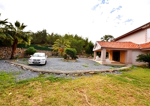 Schickes Haus mit eigenem Pool und Garten im Stadtteil Demirtas