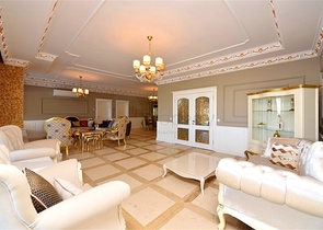 Schickes Haus mit eigenem Pool und Garten im Stadtteil Demirtas