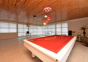 Schickes Haus mit eigenem Pool und Garten im Stadtteil Demirtas