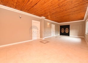 Schickes Haus mit eigenem Pool und Garten im Stadtteil Demirtas