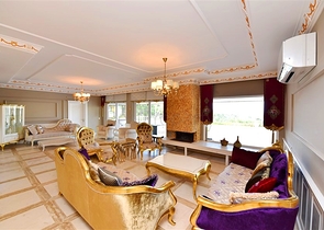 Schickes Haus mit eigenem Pool und Garten im Stadtteil Demirtas