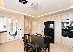 Schickes Haus mit eigenem Pool und Garten im Stadtteil Demirtas