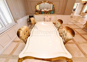 Schickes Haus mit eigenem Pool und Garten im Stadtteil Demirtas