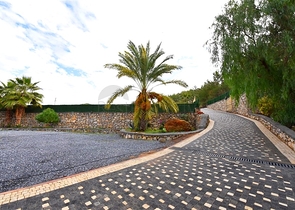 Schickes Haus mit eigenem Pool und Garten im Stadtteil Demirtas