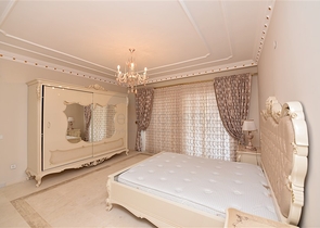 Schickes Haus mit eigenem Pool und Garten im Stadtteil Demirtas