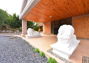 Schickes Haus mit eigenem Pool und Garten im Stadtteil Demirtas