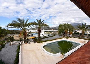 Schickes Haus mit eigenem Pool und Garten im Stadtteil Demirtas