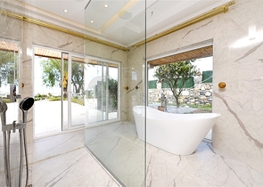 Schickes Haus mit eigenem Pool und Garten im Stadtteil Demirtas