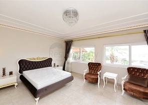 Schickes Haus mit eigenem Pool und Garten im Stadtteil Demirtas