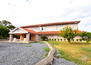 Schickes Haus mit eigenem Pool und Garten im Stadtteil Demirtas