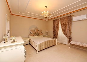 Schickes Haus mit eigenem Pool und Garten im Stadtteil Demirtas