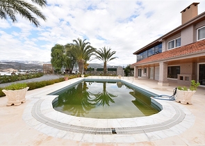 Schickes Haus mit eigenem Pool und Garten im Stadtteil Demirtas