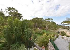 Schickes Haus mit eigenem Pool und Garten im Stadtteil Demirtas