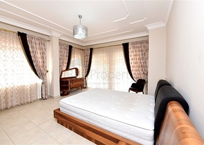 Schickes Haus mit eigenem Pool und Garten im Stadtteil Demirtas