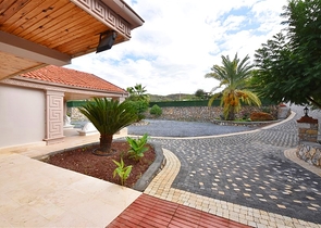 Schickes Haus mit eigenem Pool und Garten im Stadtteil Demirtas