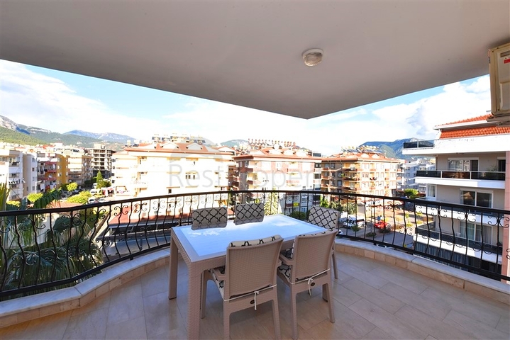 Geräumiges Penthouse mit 4+1 Grundriss in der Nähe von Oba