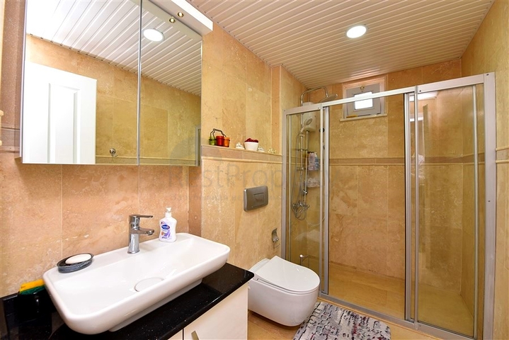 Geräumiges Penthouse mit 4+1 Grundriss in der Nähe von Oba