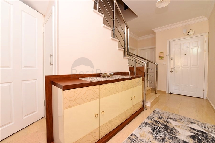 Geräumiges Penthouse mit 4+1 Grundriss in der Nähe von Oba