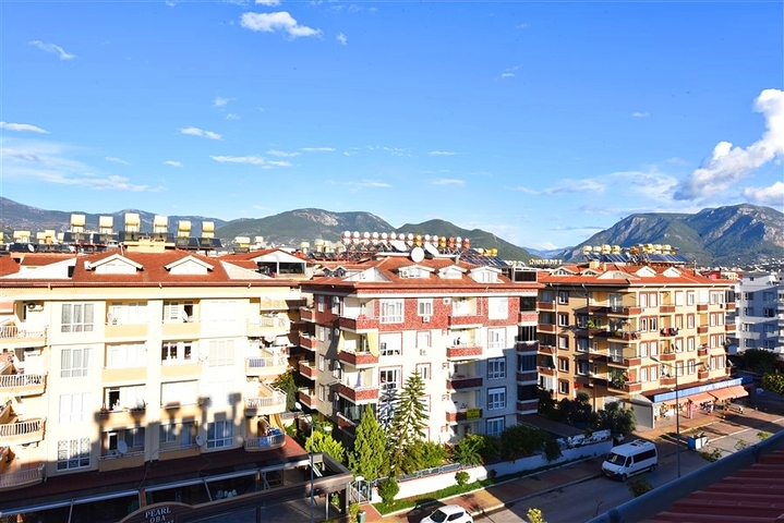 Geräumiges Penthouse mit 4+1 Grundriss in der Nähe von Oba