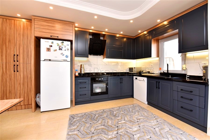 Geräumiges Penthouse mit 4+1 Grundriss in der Nähe von Oba