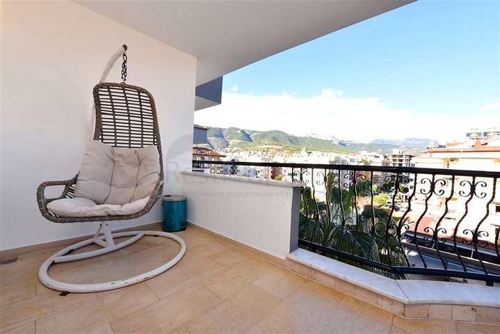 Geräumiges Penthouse mit 4+1 Grundriss in der Nähe von Oba