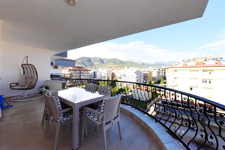 Geräumiges Penthouse mit 4+1 Grundriss in der Nähe von Oba