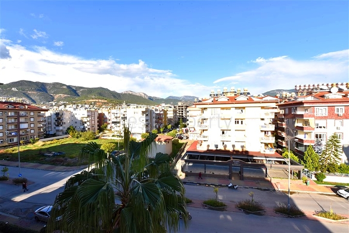 Geräumiges Penthouse mit 4+1 Grundriss in der Nähe von Oba