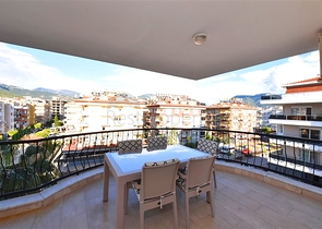 Geräumiges Penthouse mit 4+1 Grundriss in der Nähe von Oba