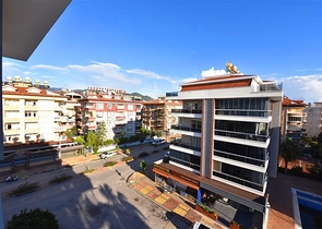 Geräumiges Penthouse mit 4+1 Grundriss in der Nähe von Oba