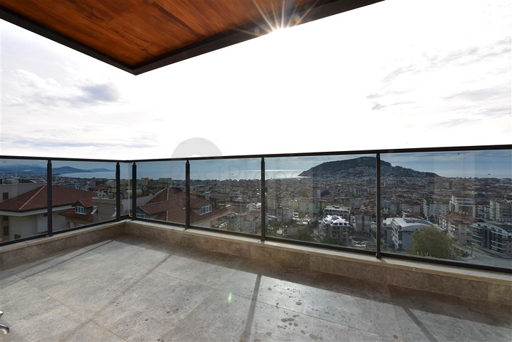 3+1 Wohnung in einem neuen Komplex mit Blick auf das Meer und die Festung von Alanya