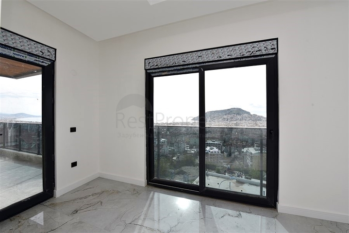 3+1 Wohnung in einem neuen Komplex mit Blick auf das Meer und die Festung von Alanya