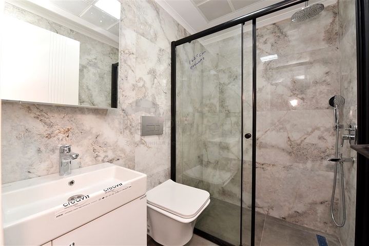 3+1 Wohnung in einem neuen Komplex mit Blick auf das Meer und die Festung von Alanya