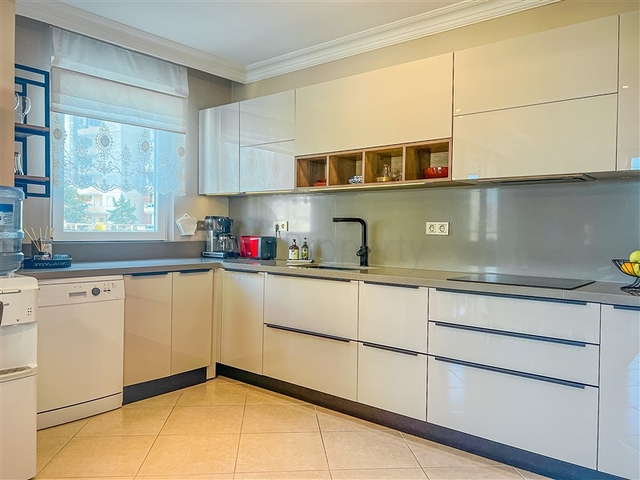 Geräumige 2+1-Wohnung mit großer Terrasse 