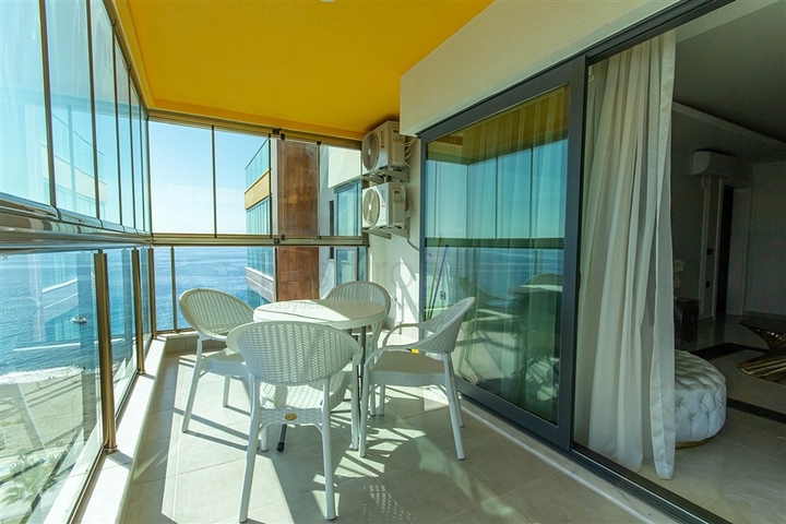 1+1 Wohnung im Stadtteil Mahmutlar, 50 m vom Meer entfernt