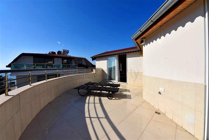 4+1 Duplex-Penthouse im Stadtteil Kestel, nur 20 m vom Meer entfernt