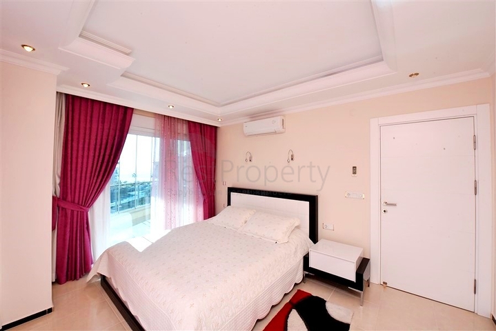 4+1 Duplex-Penthouse im Stadtteil Kestel, nur 20 m vom Meer entfernt