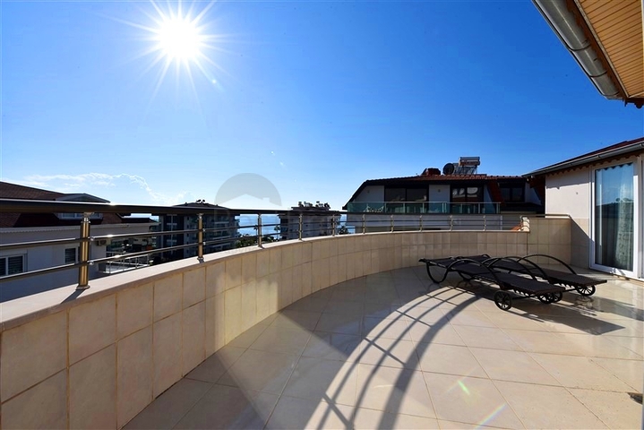 4+1 Duplex-Penthouse im Stadtteil Kestel, nur 20 m vom Meer entfernt